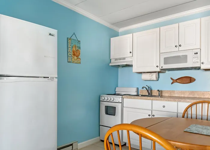 Remodeled With Bright Open Layout, Full Kitchen, & Community Pool Access! Ocean City