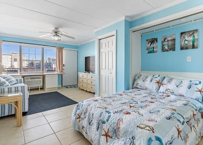Remodeled With Bright Open Layout, Full Kitchen, & Community Pool Access! *