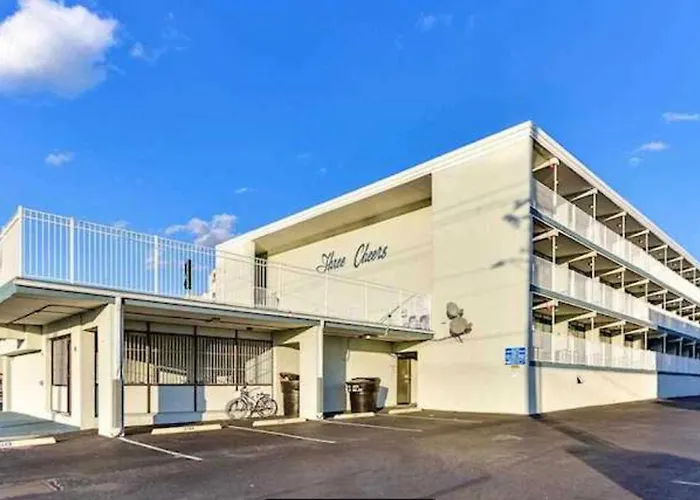 Remodeled With Bright Open Layout, Full Kitchen, & Community Pool Access!