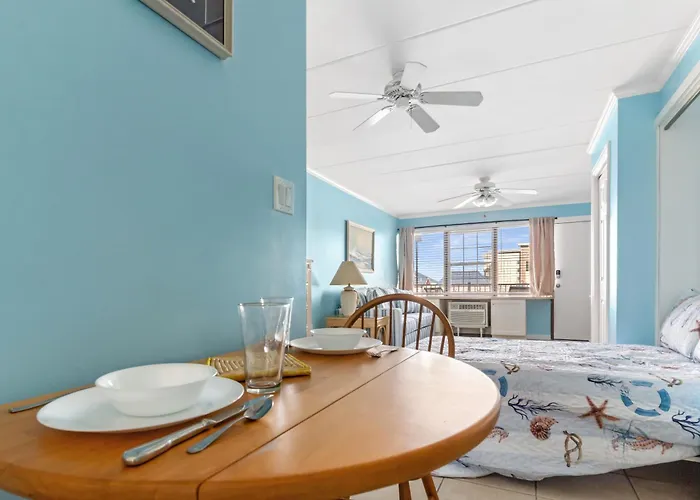 Remodeled With Bright Open Layout, Full Kitchen, & Community Pool Access! Сasa de vacaciones *