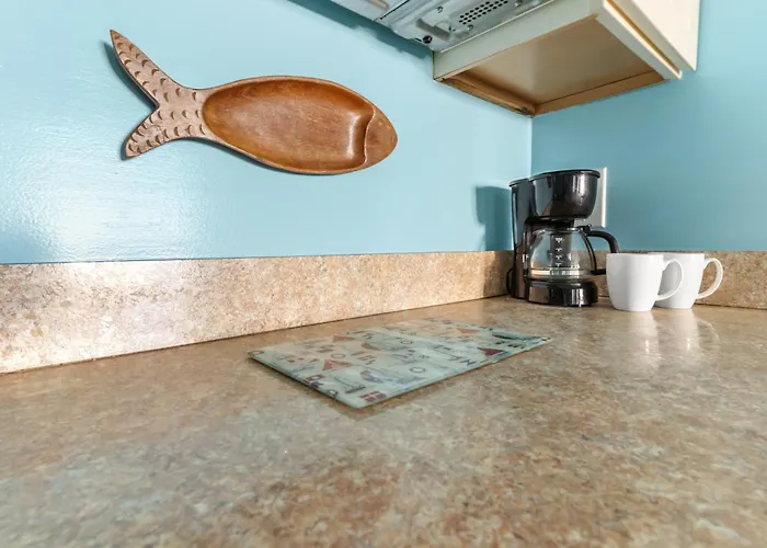 Remodeled With Bright Open Layout, Full Kitchen, & Community Pool Access! *